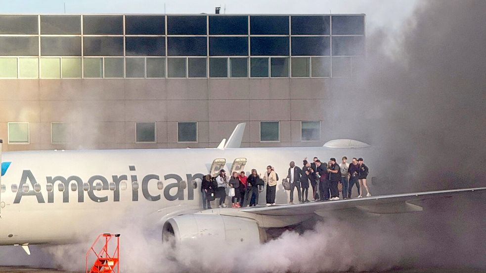 In Denver ist ein Flugzeug in Brand geraten - die Passagiere mussten sich bei starker Rauchentwicklung über den Flügel aus dem Flugzeug retten. Foto: AFP/BRANDEN WILLIAMS