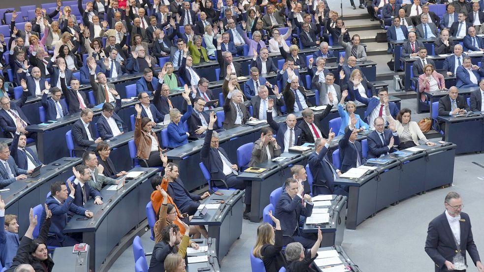 Deutscher Bundestag, 213. Plenarsitzung Sondersitzung Die Fraktion der CDU, FDP und Gruene hebt die Hand bei einer Abstimmung zur Geschaeftsordung im Deutschen Bundestag bei der 213. Sitzung, Berlin, 13.03.2025 Berlin Berlin Deutschland *** German Bundestag, 213 plenary session Special session The parliamentary group of the CDU, FDP and Greens raises its hand during a vote on the Rules of Procedure in the German Bundestag at the 213 session, Berlin, 13 03 2025 Berlin Berlin Germany Foto: Imago