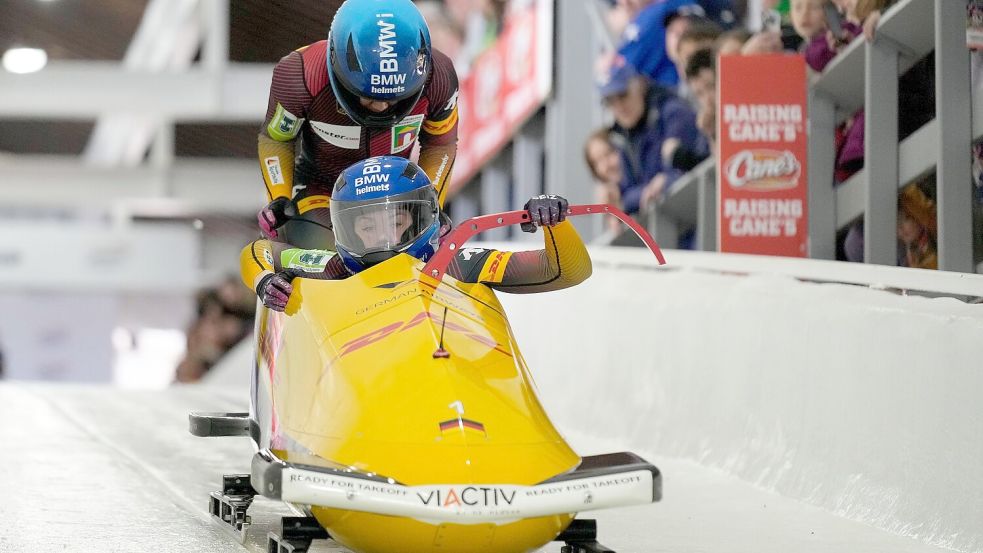 Laura Nolte (vorne) und Deborah Levi stehen vor ihrem ersten WM-Titel im Zweierbob. Foto: Seth Wenig/AP/dpa