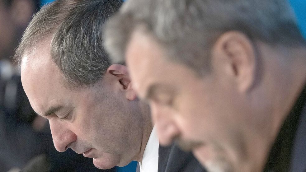 Bayerns Ministerpräsident Markus Söder (r.,CSU) will noch versuchen, die Freien Wähler mit ihrem Chef Hubert Aiwanger von einer Zustimmung zum Finanzpaket zu überzeugen. Foto: dpa/Peter Kneffel