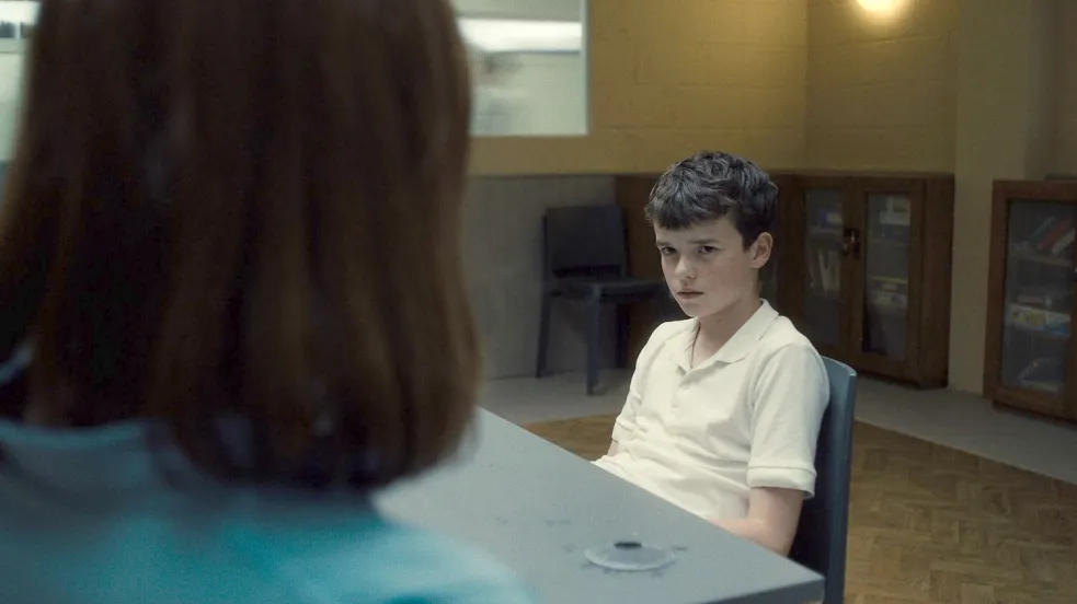 Jamie Miller (Owen Cooper) in der britischen Netflix-Serie „Adolescence“ im Gespräch mit der Psychologin Briony Ariston (Erin Doherty). Foto: -/Netflix/dpa