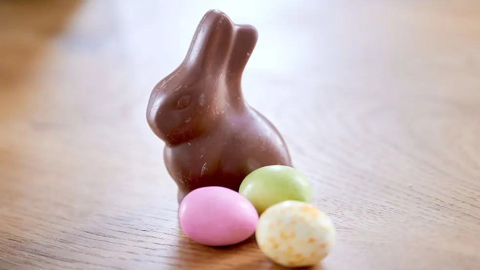 Stumm sitzt er und weiß nichts von der Debatte um ihn: der Schoko-Osterhase. (Symbolbild) Foto: Annette Riedl/dpa