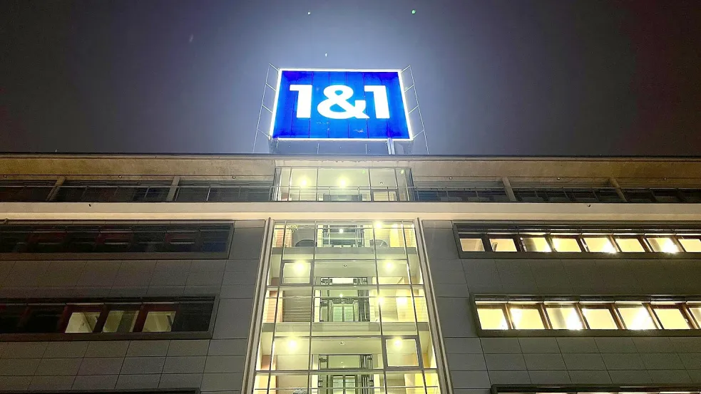 1&1-Logo an der Firmenzentrale in Montabaur (Rheinland-Pfalz) - das Unternehmen ist der vierte deutsche Handynetzbetreiber. Foto: Wolf von Dewitz/dpa