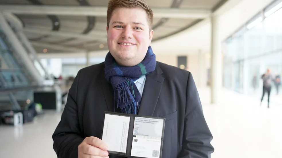Johannes Volkmann ist der Enkel von Helmut Kohl und sitzt jetzt für die CDU im Bundestag. Hier zeigt er seinen frisch erworbenen Bundestagsausweis. Foto: Michael Kappeler/dpa