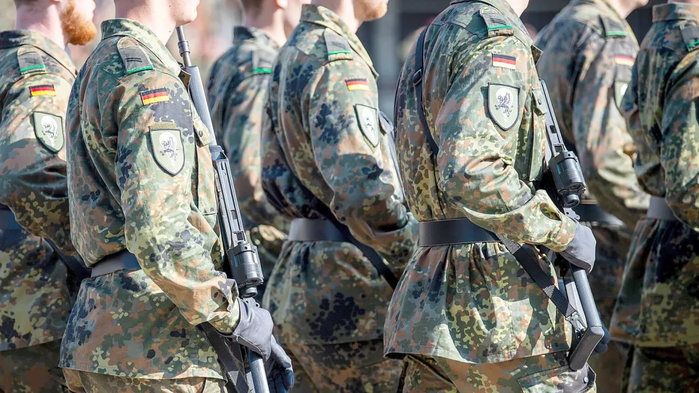 Soldaten der Bundeswehr laufen über einen Appellplatz. Foto: DPA