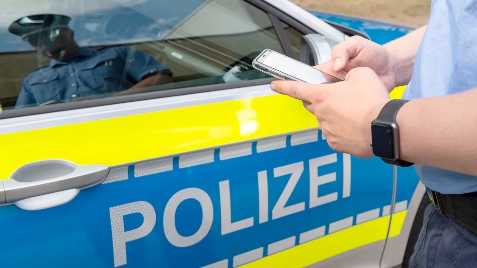 Die Polizei traf bei einem Leeraner Autohaus auf einen Wohnungslosen. Foto: Robert Michael/DPA