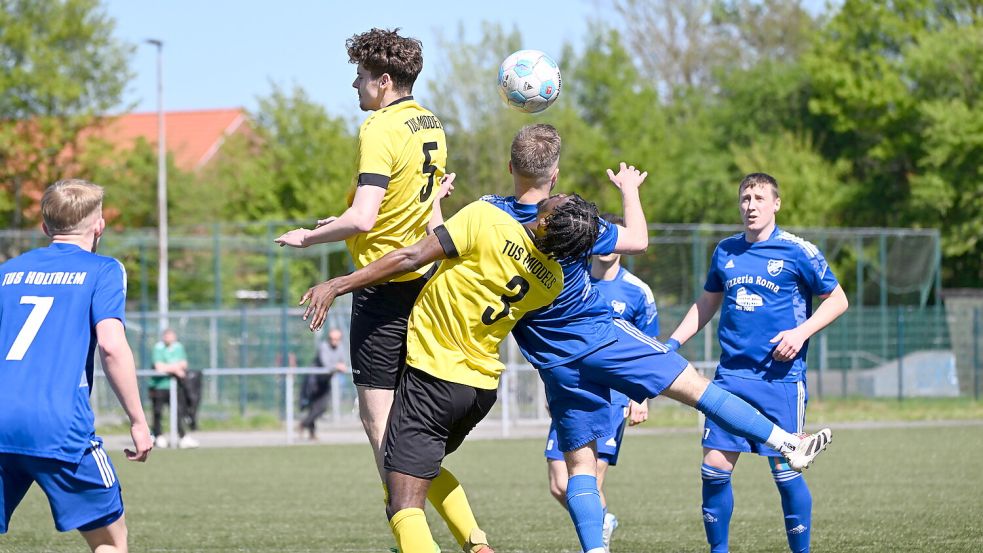 Middels gewann das Auswärtsspiel in Holtriem. Die Gäste führten nach 17 Minuten bereits mit 4:0.Foto: Jens Doden (Blomberg)