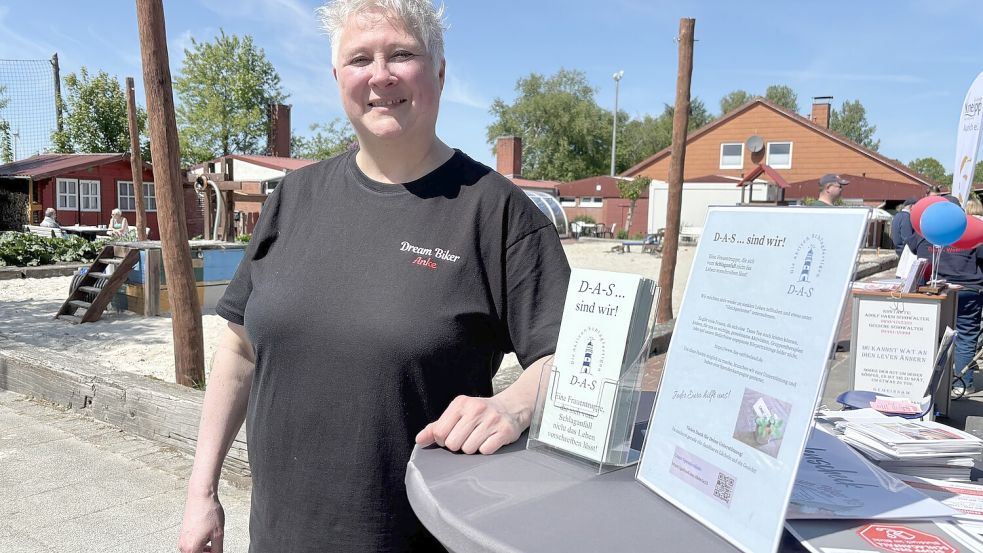 Anke Dahm machte am Sonnabend im Sand- und Water-Werk Simonswolde auf das Thema Schlaganfall und Auswirkungen für Frauen aufmerksam. Foto: Christin Wetzel