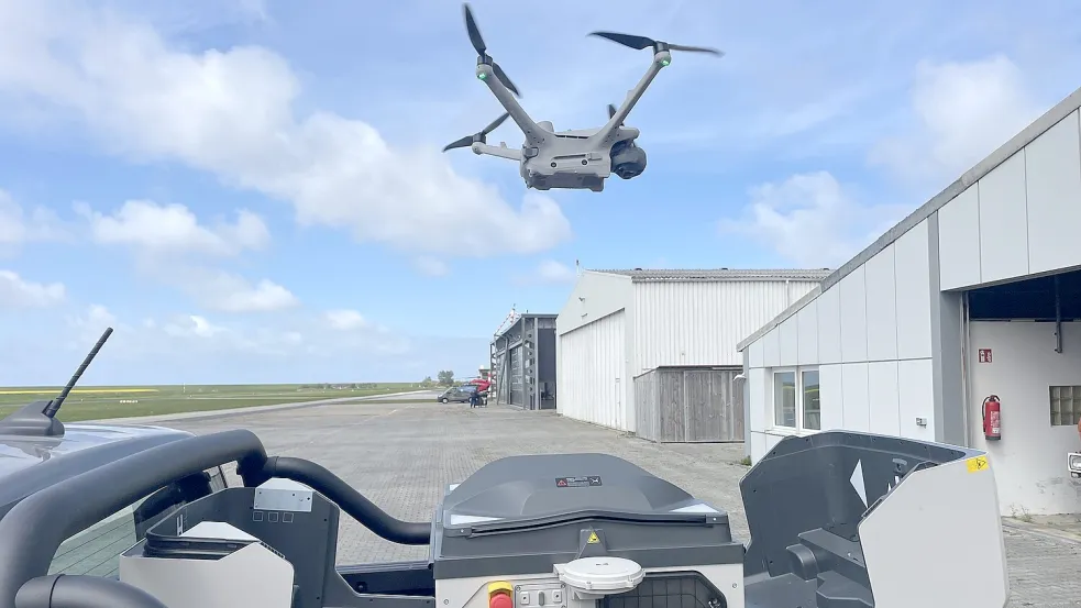 Pilot und Softwareentwickler Henning Norden von der Firma GDDC steuert aus dem Drohnenkontrollzentrum am Flugplatz Norden-Norddeich die Drohne zum Einsatzort. Foto: Feuerwehr Norden