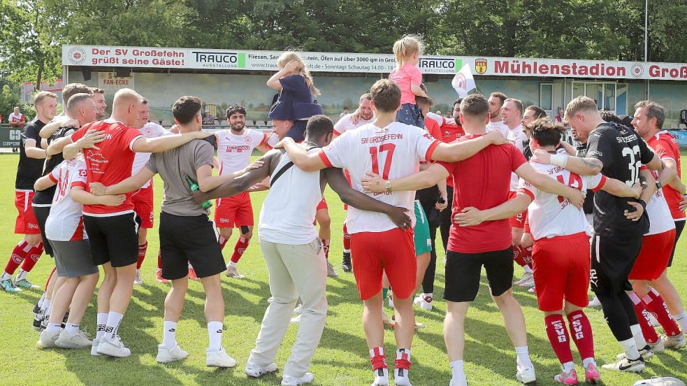 Im Spielerkreis des SV Großefehn ging es nach Spielschluss im Mühlenstadion vergnügt und ungezwungen zu. Die Fehntjer hatten zuvor die SpVg Aurich bezwungen und schlossen die Saison mit Platz zwei ab. Fotos: Wilfried Gronewold