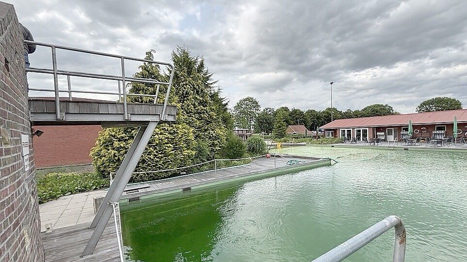 Blick vom Sprungturm auf das Becken des Naturbades Riepe. Foto: Christin Wetzel
