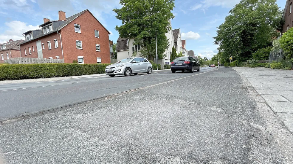 Für die Kirchdorfer Straße ist schon seit mehreren Jahren eine Sanierung vorgesehen. Aber zuerst wurden andere Strecken saniert. Foto: Matthias Hippen