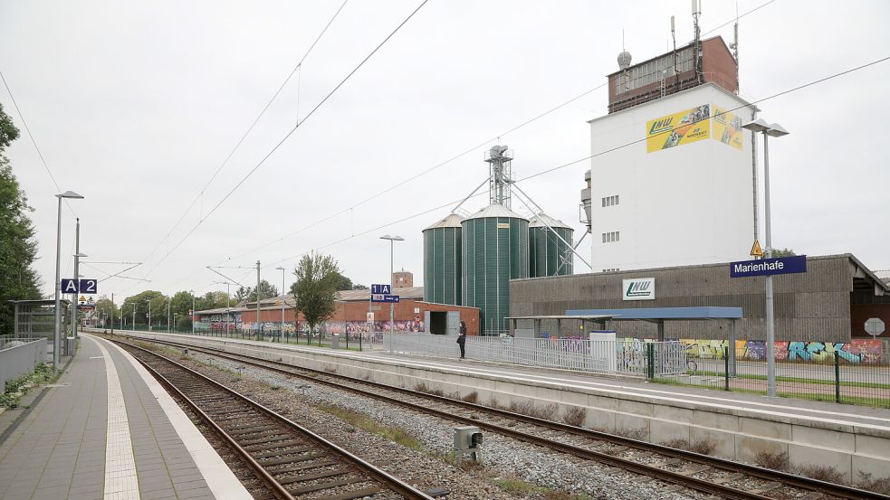 Am Bahnhof in Marienhafe schoss der 18-jährige Auricher im Dezember vergangenen Jahres mit einer Schreckschusswaffe in die Luft. Foto: Romuald Banik