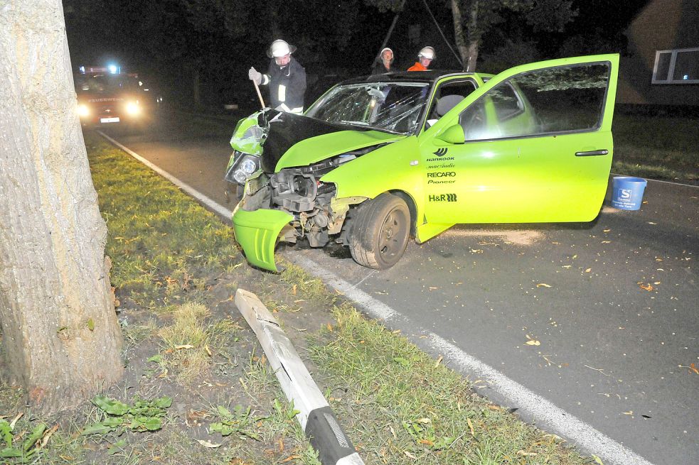 Zwei Autos Prallen Jeweils Gegen Baum - Ostfriesische Nachrichten