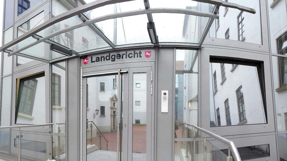 Prozess Vor Landgericht: Angeklagter Kam Im Vergewaltigungsprozess Mit ...