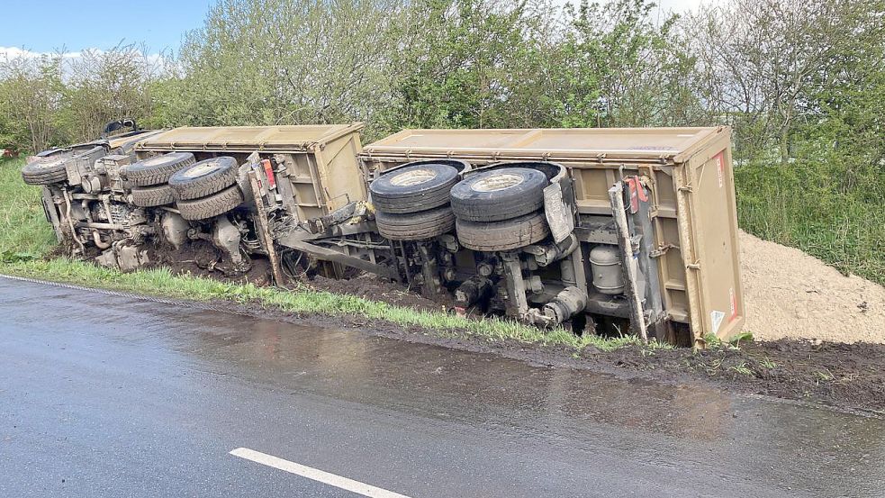 Unfall In Aurich Lastwagen Landet In Straßengraben Ostfriesische Nachrichten