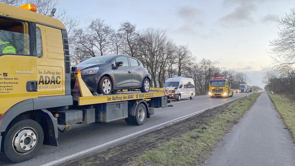 Kollision Im Stau: 13 Verletzte Bei Unfall Auf B 210 Bei Bedekaspel ...