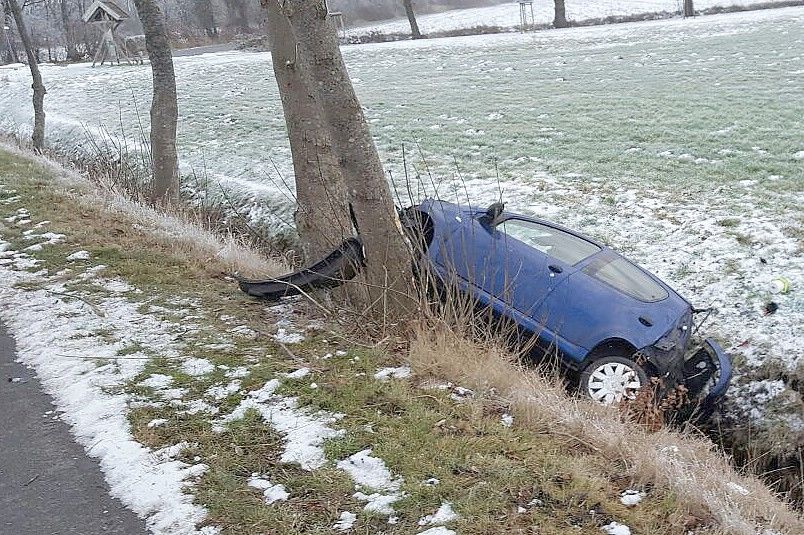 Unfall Auf B72: Kleinwagen Landet Im Graben - Ostfriesische Nachrichten